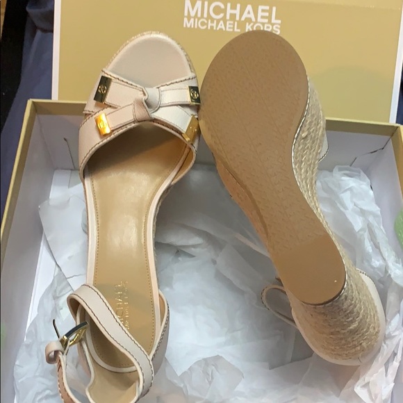 Sold!!!MK Wedge - Picture 5 of 6